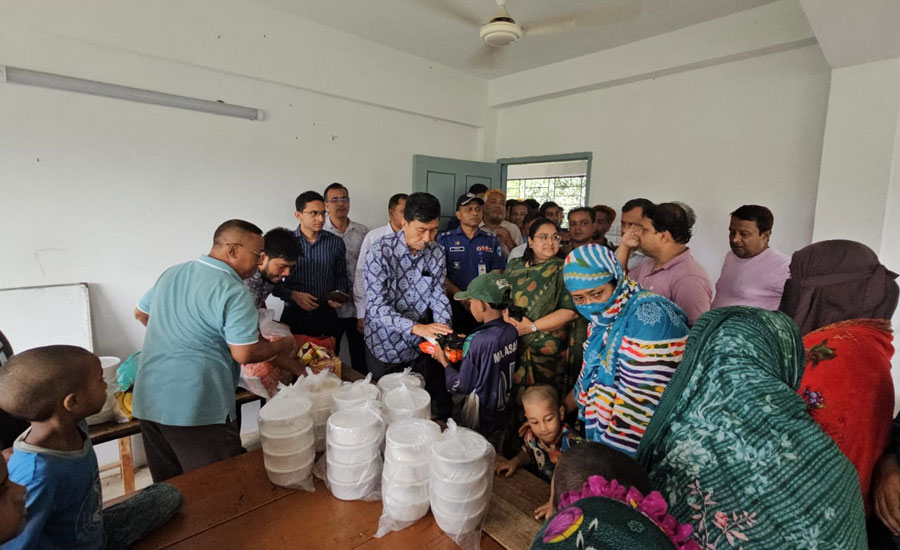 রাঙ্গামাটিতে প্রাকৃতিক দুর্যোগে ক্ষতিগ্রস্তদের পাশে সাবেক পার্বত্যমন্ত্রী দীপেন দেওয়ান