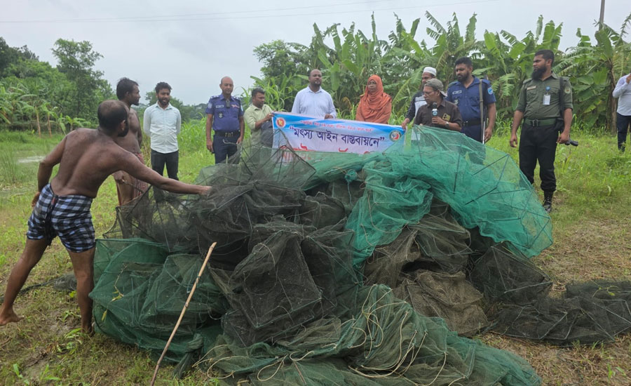 চরভদ্রাসনে ভুবনেশ্বর নদীতে টাস্কফোর্সের অভিযান: ৪০টি চায়না দুয়ারী জাল, ৩টি আড়াআড়ি বাঁধ ও একটি ভেসেল ধ্বংস