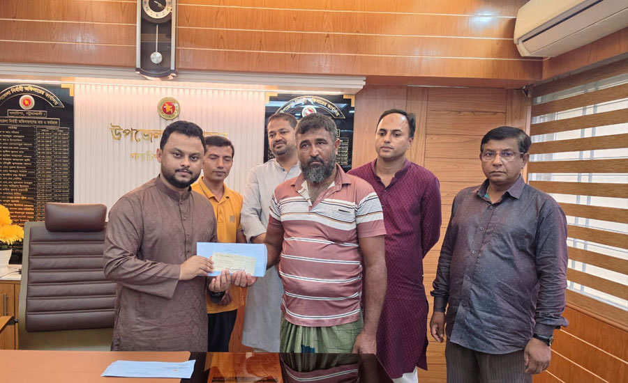 গলাচিপায় উপজেলা নির্বাহী অফিসার কর্তৃক আর্থিক সহায়তা পেলেন বজ্রপাতে নিহত গরুর মালিকরা