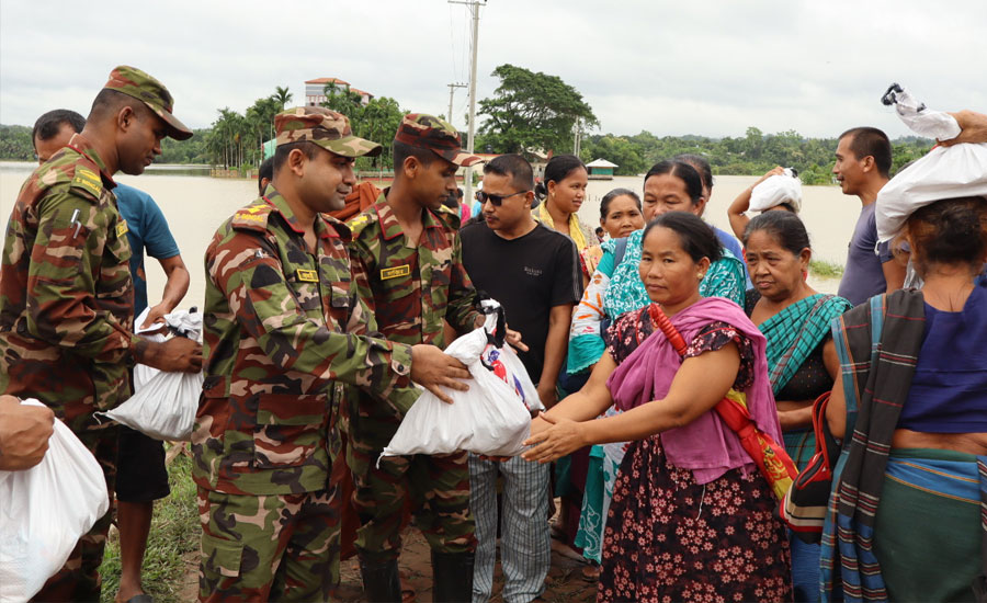 বন্যার্ত মানুষের পাশে দীঘিনালা জোন, ১৬ আশ্রয়কেন্দ্রে ৭৫১ জনের মাঝে দুপুরের খাবার বিতরণ