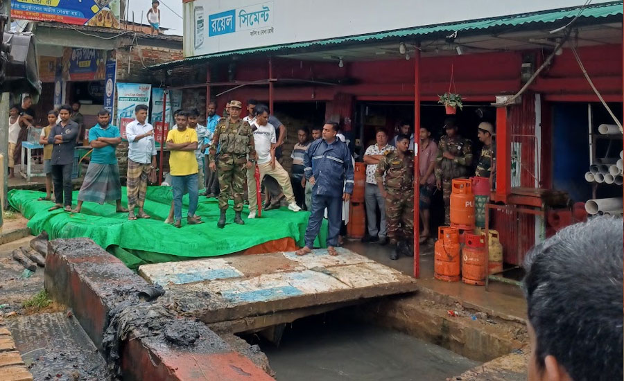 বাঙ্গালহালিয়া বাজারের জলাবদ্ধতা নিরসনে সেনাবাহিনী ও স্থানীয় প্রশাসনের যৌথ উদ্যোগ 