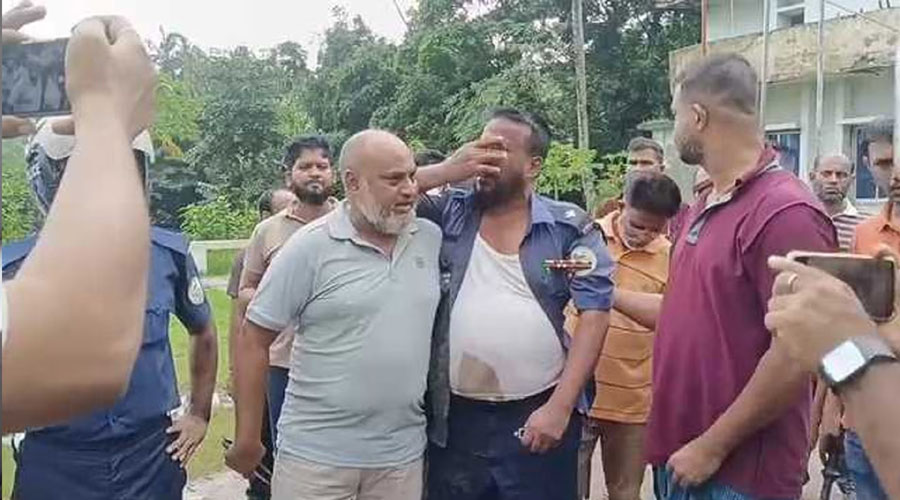 থানায় আসামি মৃত্যুর গুজব; বরিশালে পুলিশ-স্থানীয়দের সংঘর্ষে আহত ১২