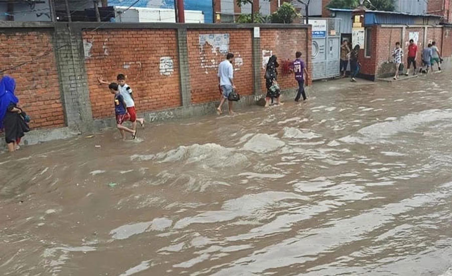 টানা বৃষ্টিতে গাজীপুরে ঢাকা-ময়মনসিংহ মহাসড়ক জলমগ্ন, স্থবির যান চলাচল, চরম দুর্ভোগে মানুষ 
