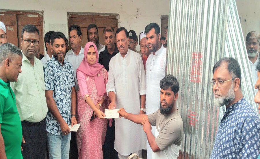 দৌলতপুর নদীভাঙনে ক্ষতিগ্রস্ত পরিবারের মাঝে ঢেউটিন ও চাল বিতরণ
