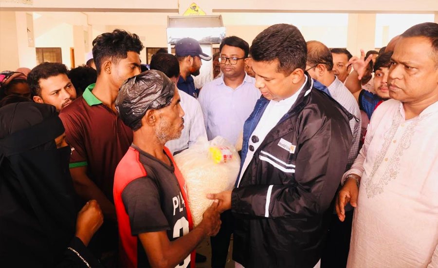 সাতকানিয়ার বন্যাকবলিত এলাকায় পানিবন্দী মানুষের দুর্দশা লাঘবে খাবার নিয়ে দুয়ারে ডিসি জাহিদ