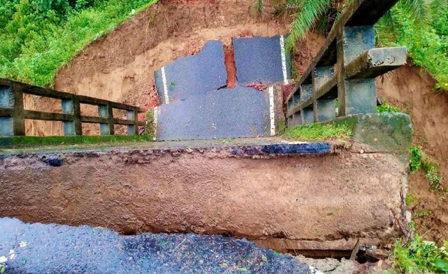 পাহাড়ি ঢলে সেতু ধসে রাঙ্গামাটি-বান্দরবান সড়ক যোগাযোগ বিচ্ছিন্ন
