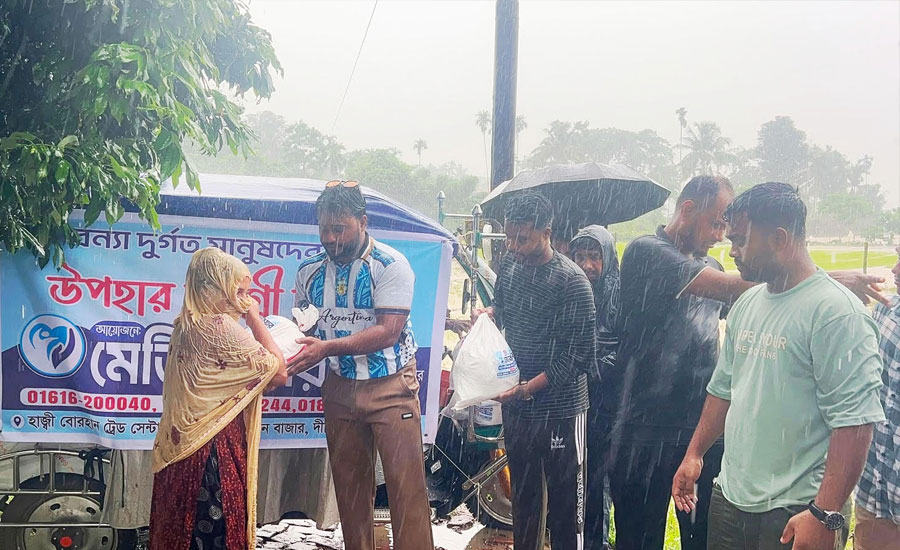 দীঘিনালা মেডিকেয়ার বন্যাদুর্গতদের পৌঁছে দিল ত্রাণ, ওষুধ ও বিশুদ্ধ পানি