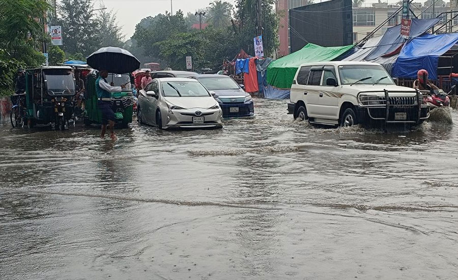 রাজধানীর সড়কে জলাবদ্ধতা, হাতে সময় নিয়ে বের হওয়ার অনুরোধ পুলিশের