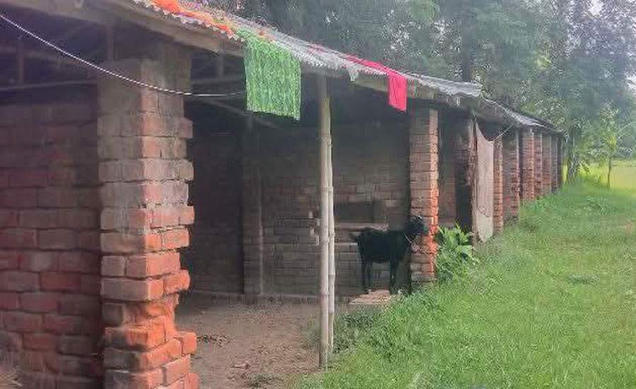পাইকগাছায় শিক্ষার্থীবিহীন মাদ্রাসার শ্রেণী কক্ষগুলো রাতে মাদকের আড্ডাখানা, দিনে গোয়াল ঘর