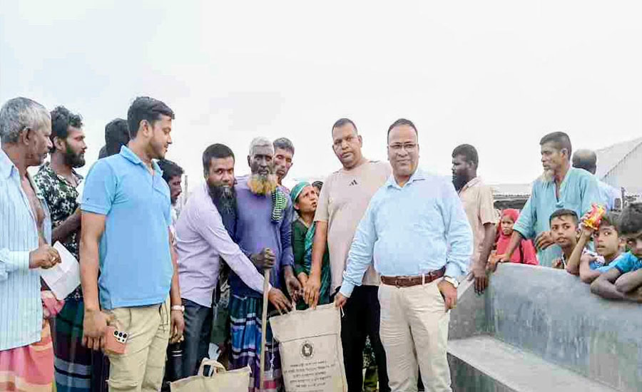 ৫৬টি পরিবারের মাঝে সরকারি ত্রাণ বিতরণ, আরও ৩০০ প্যাকেজের দাবি