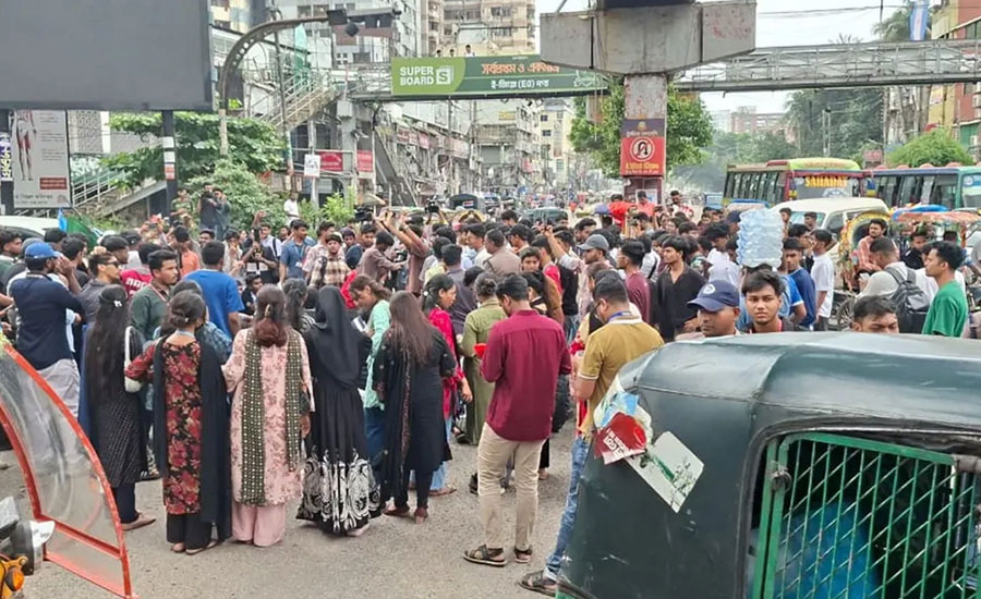 শিক্ষামন্ত্রীর পদত্যাগ দাবিতে রাজধানীর দুই স্থানে অবরোধ