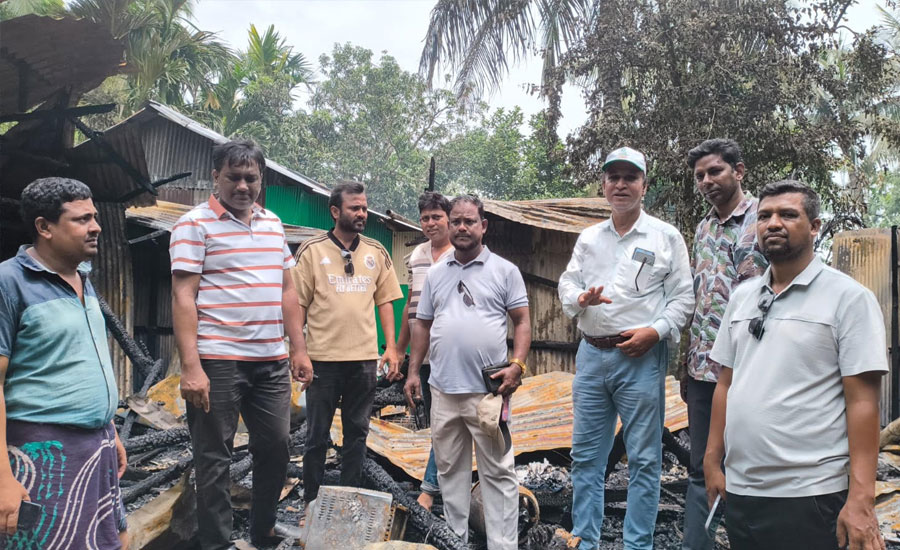 অগ্নিকাণ্ডে পুড়ে ছাই হওয়া বসতঘর পরিদর্শনে দীঘিনালা উপজেলা বিএনপি সভাপতি শফিকুল ইসলাম