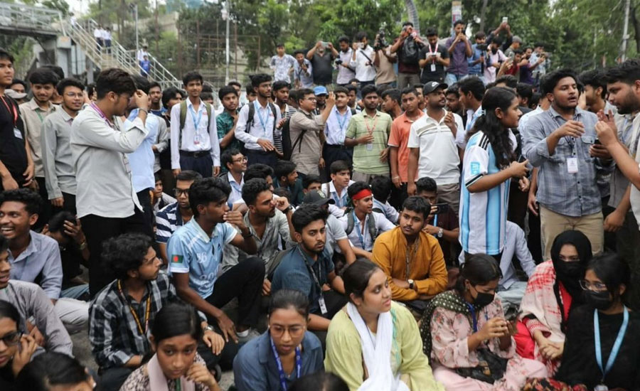 ‘দফা এক, দাবি এক, মিলনের পদত্যাগ’ স্লোগানে শিক্ষা বোর্ডের সামনে শিক্ষার্থীরা 