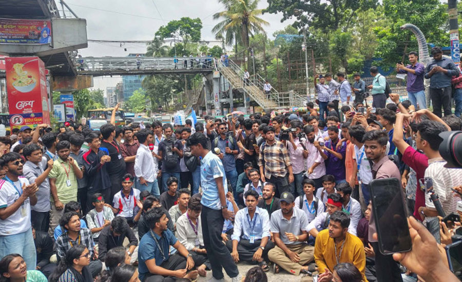 সন্ধ্যা ৬টার মধ্যে শিক্ষামন্ত্রীর পদত্যাগসহ ৩ দাবি শিক্ষার্থীদের