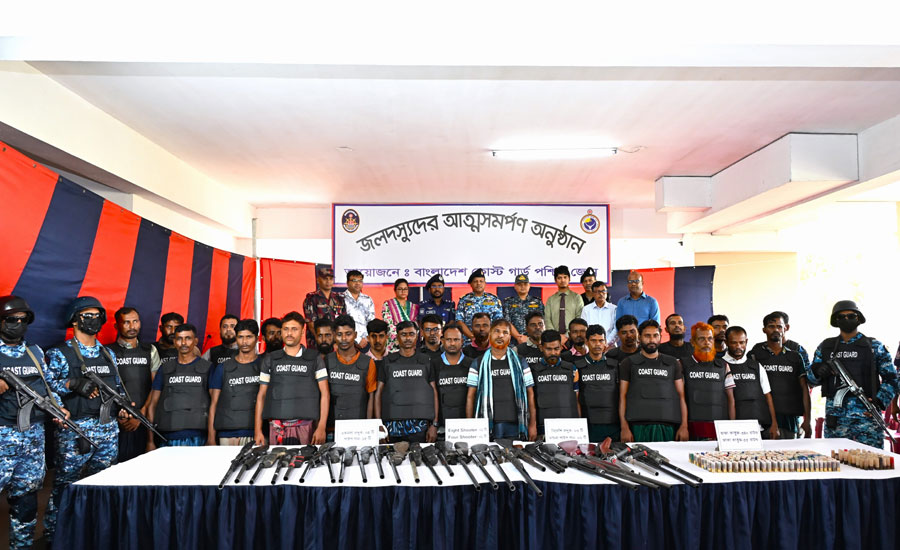 স্বাভাবিক জীবনে ফেরার স্বপ্ন নিয়ে  আত্মসমর্পণ করল ২৭ দস্যু