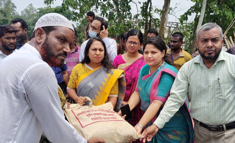 শ্রীবরদীতে বন্যায় ক্ষতিগ্রস্ত পরিবারের মাঝে খাদ্য সামগ্রী ও নগদ অর্থ বিতরণ 