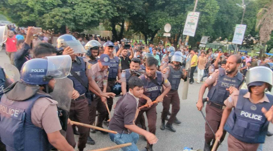 সংসদ ভবনের সামনে থেকে আন্দোলনরতদের পিটিয়ে সরাল পুলিশ