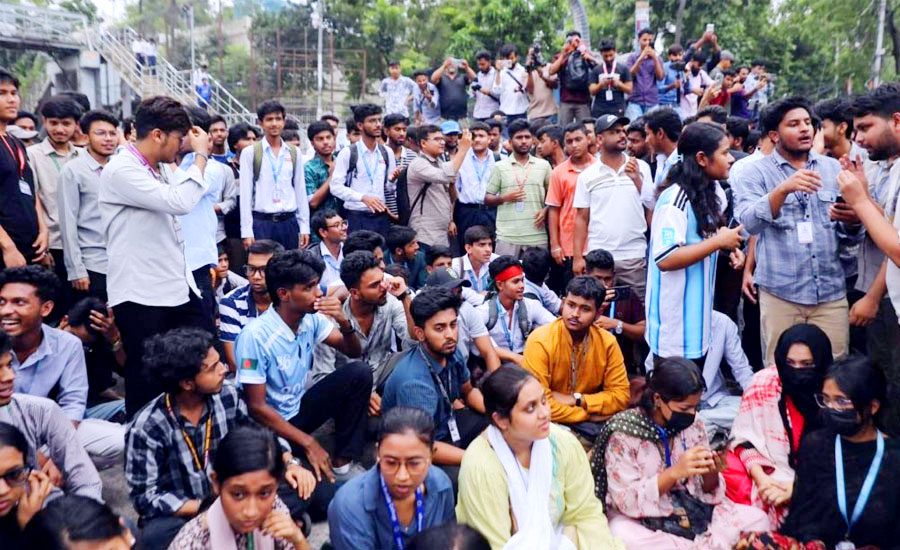 এইচএসসি পরীক্ষার্থীরা হঠাৎ ক্ষুব্ধ কেন, নেপথ্যে যত কারণ