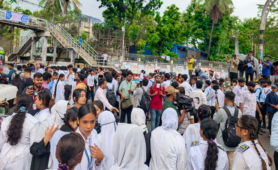 নীলক্ষেত-সায়েন্সল্যাব ও আশপাশের এলাকায় সড়কে শিক্ষার্থীরা, যান চলাচল বন্ধ