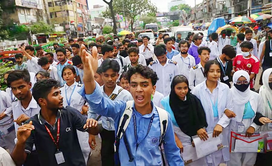 সচিবালয় অভিমুখে শিক্ষার্থীদের লংমার্চ