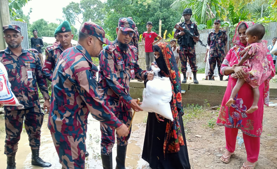 পানছড়িতে বন্যাদুর্গত পরিবারের পাশে বিজিবি, তালুকদার পাড়ায় শুকনো খাবার বিতরণ