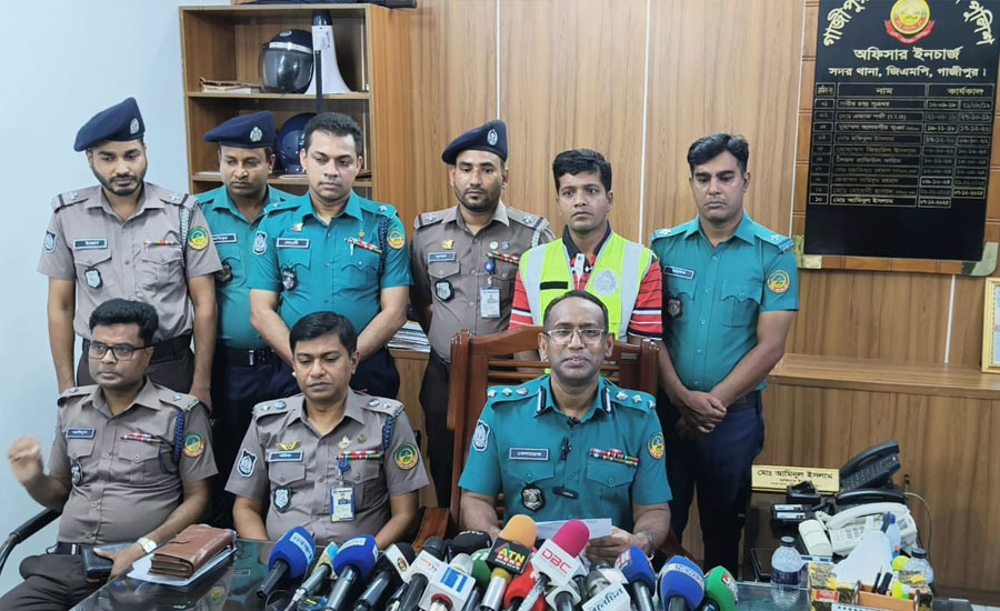 গাজীপুরে বিশেষ অভিযানে দুই বিদেশি পিস্তলসহ আটক ২, অস্ত্রের উৎস খুঁজছে পুলিশ