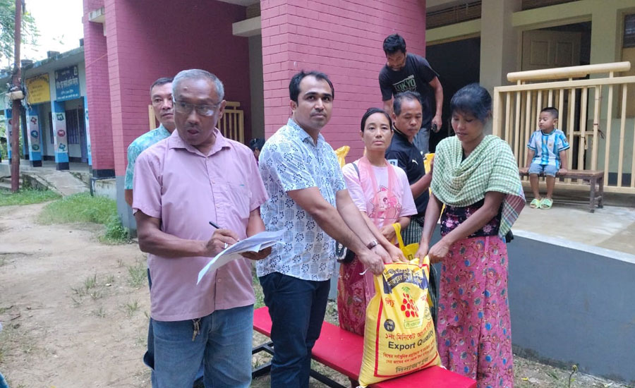ভারী বর্ষণ ও পাহাড়ি ঢলে রাজস্থলীতে ক্ষতিগ্রস্ত পরিবারকে উপজেলা প্রশাসনের ত্রাণ বিতরণ 