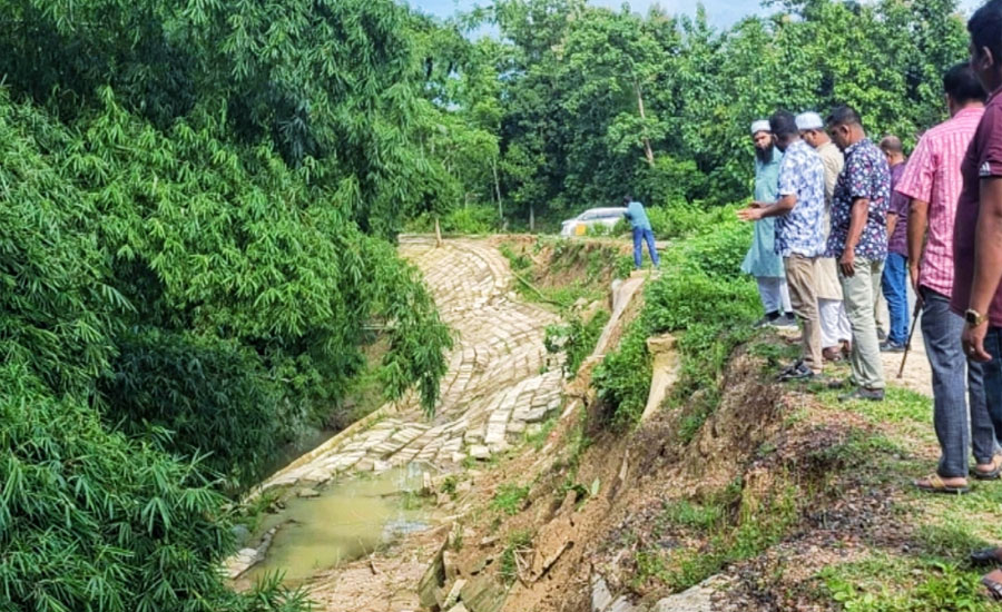 খাগড়াছড়ির মাটিরাঙ্গায় ছয় মাস না পেরোতেই খালের গর্ভে সিসি ব্লক ও গাইডওয়ালের বড় অংশ বিলীন