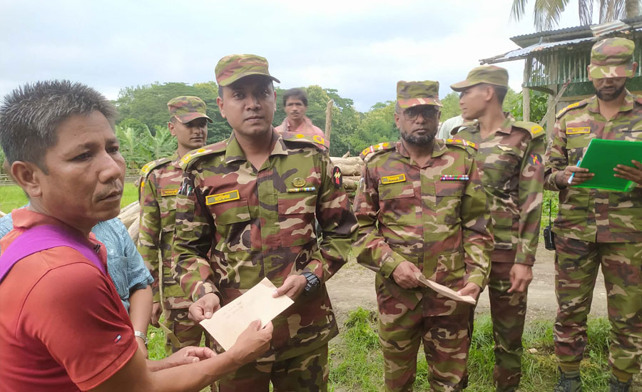 রাজস্থলীতে  ভারীবর্ষণে ক্ষতিগ্রস্ত পরিবারের মাঝে সেনাবাহিনীর ত্রাণ সামগ্রী ও আর্থিক সহায়তা  প্রদান 
