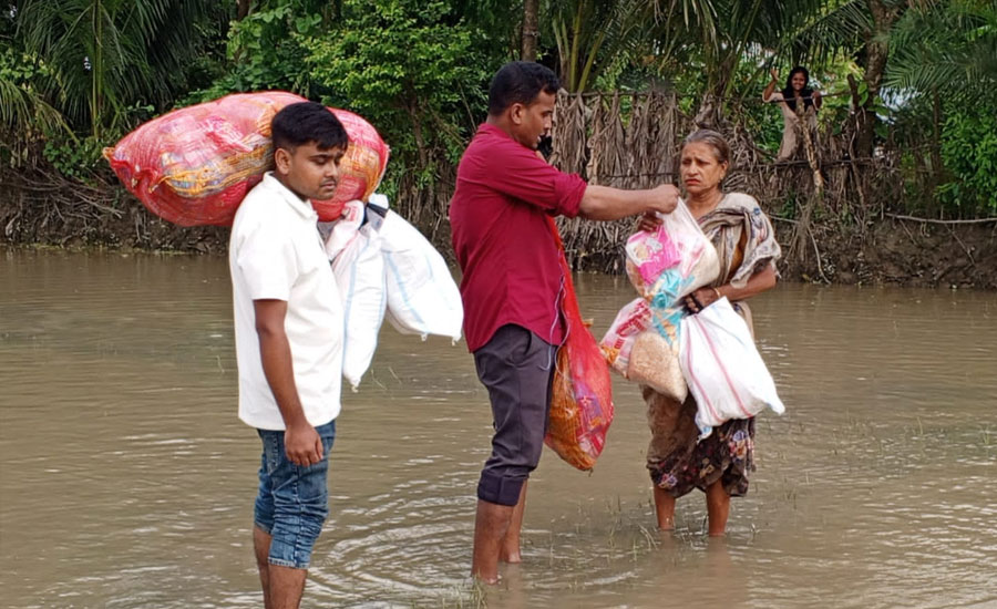 তারেক রহমানের পক্ষ থেকে বন্যার্তদের মাঝে ত্রাণ দিলেন ছাত্রনেতা আল আমিন বাবলু