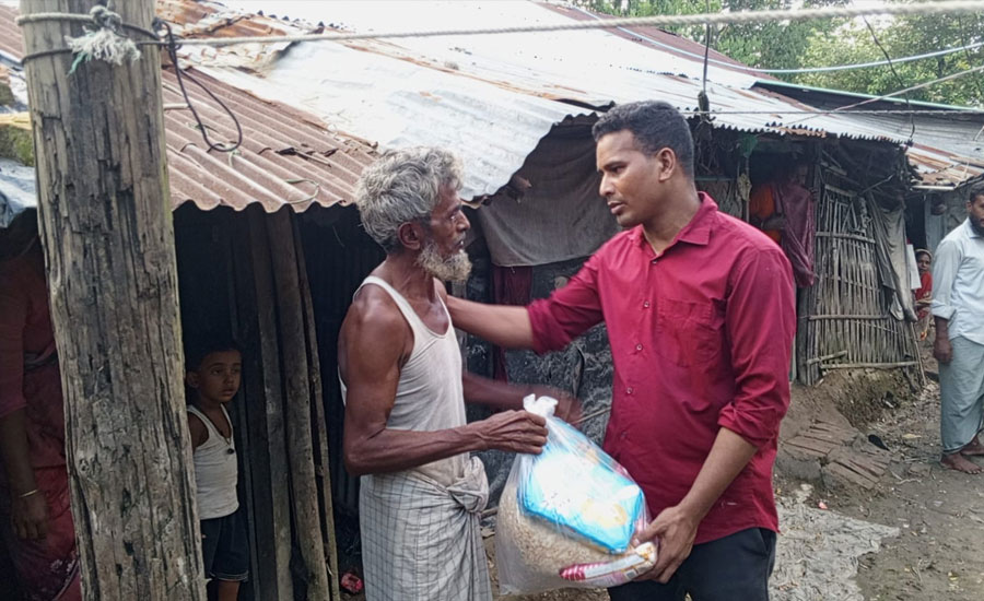 তারেক রহমানের পক্ষ থেকে বন্যার্তদের মাঝে ত্রাণ দিলেন ছাত্রনেতা আল আমিন বাবলু