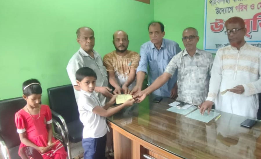 পাইকগাছা বাজার বস্ত্র ব্যবসায়ী সমবায় সমিতির বৃত্তি প্রদান ও গাছের চারা বিতরণ