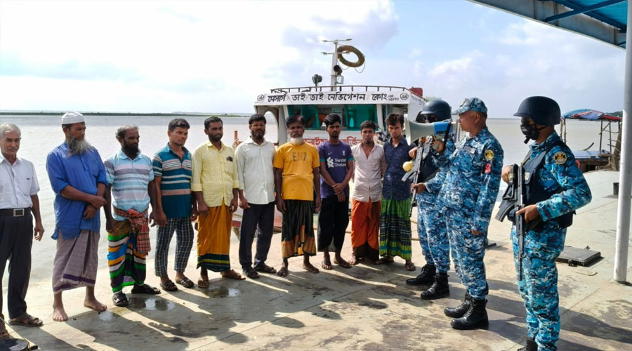 উপকূলের জেলে-নৌযান মালিকদের প্রতি কোস্টগার্ডের বিশেষ সতর্কবার্তা
