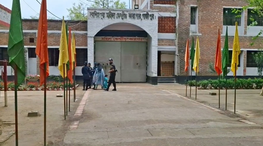 কাশিমপুর মহিলা কারাগার থেকে বন্দি পলায়ন: দুই মেট্রনসহ সাত কর্মকর্তা বরখাস্ত, নিরাপত্তা নিয়ে তীব্র প্রশ্ন