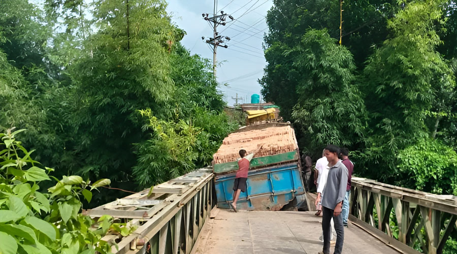 রাঙ্গামাটিতে ট্রাকসহ ভেঙে পড়লো সেতুর পাটাতন, যান চলাচল বন্ধ