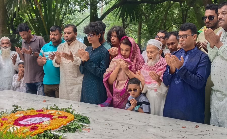 নুহাশপল্লীতে স্মৃতির বৃষ্টি: হুমায়ূন আহমেদের ১৪তম প্রয়াণ দিবসে ভক্তদের উপচে পড়া ভিড়