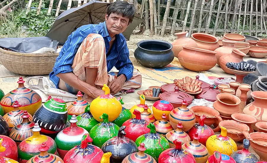 পত্নীতলায় হারিয়ে যাচ্ছে মৃৎশিল্প