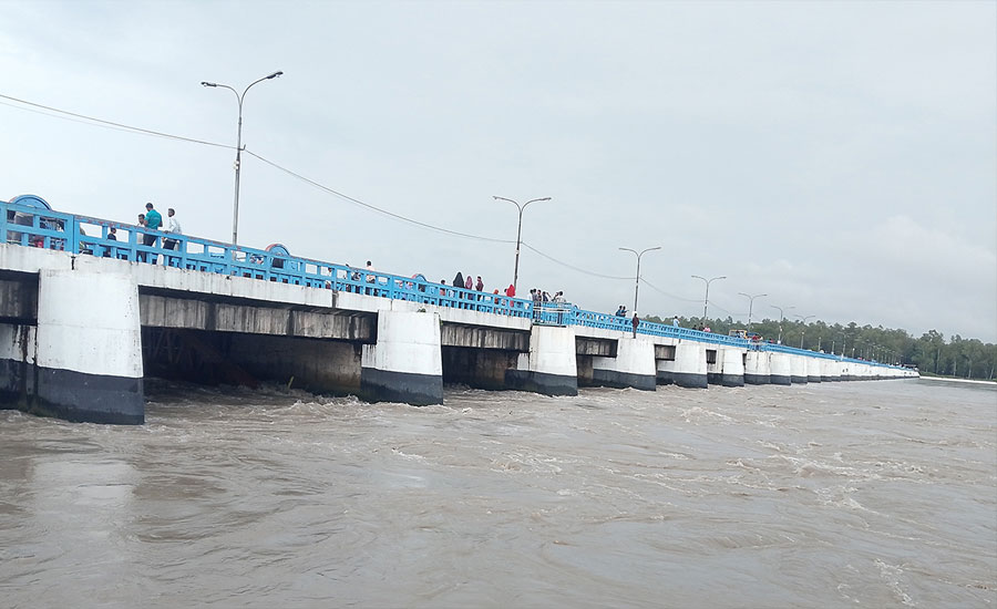 উজানের ঢল আর ভারী বৃষ্টিতে বাড়ছে তিস্তার পানি