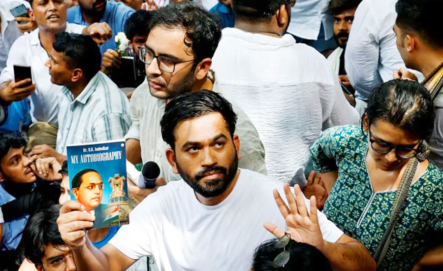 উত্তাল দিল্লি, গ্রেপ্তার ককরোচ প্রধান অভিজিৎ
