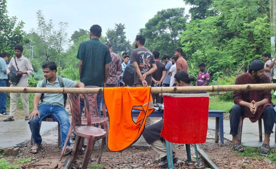 রাবি শিক্ষার্থীকে মারধর: অবরোধে সারা দেশের সঙ্গে রেল যোগাযোগ বন্ধ