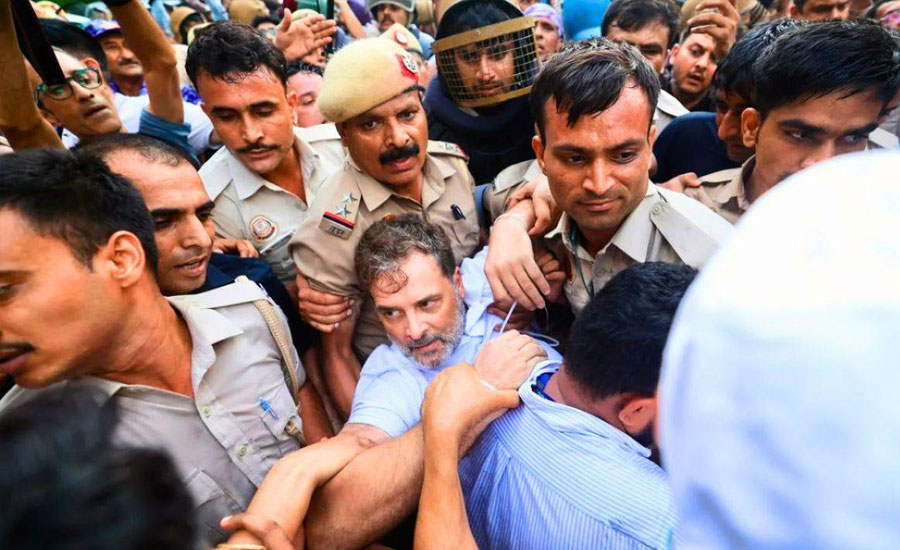 দিল্লিতে রাহুল ও প্রিয়াঙ্কা গান্ধী আটক, জোরালো হচ্ছে মোদির পদত্যাগের দাবি