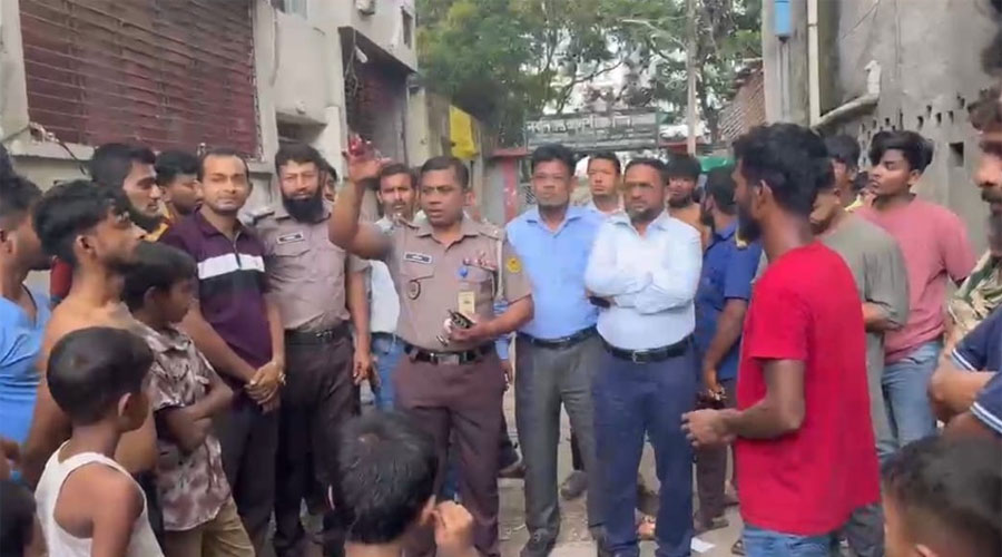 শিক্ষার্থীদের নিরাপদ চলাচল ও জনদুর্ভোগ কমাতে বিএনপি নেতার  উদ্যোগ