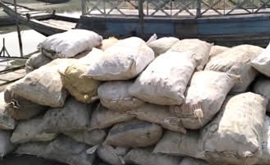 সাতক্ষীরার  শ্যামনগরে বন  বিভাগের অভিযানে অভিযান চালিয়ে ৭০বস্তা শামুক ও ট্রাক সহ একজন আটক 