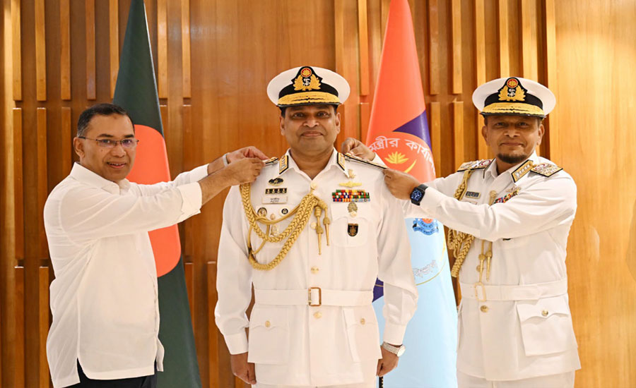 নবনিযুক্ত নৌবাহিনীর প্রধানকে ভাইস অ্যাডমিরাল র‌্যাঙ্ক ব্যাজ পরালেন প্রধানমন্ত্রী