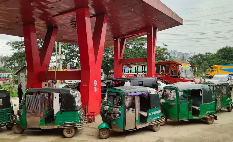 ঢাকায় সিএনজি ফিলিং স্টেশনে গ্যাস সংকট