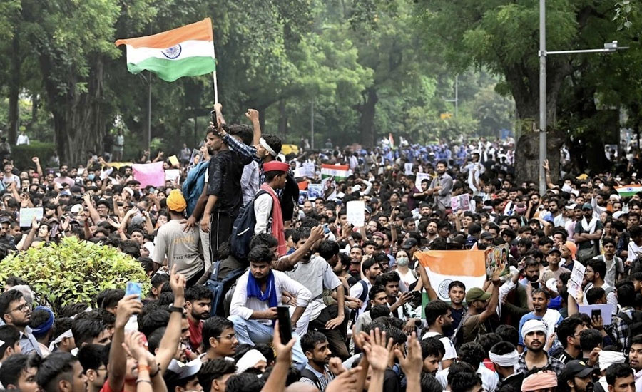শিক্ষামন্ত্রীর পদত্যাগের পর যন্তর মন্তরের বিক্ষোভস্থলকেই উইকেন্ডের আড্ডার জায়গা বানালেন জেন-জিরা
