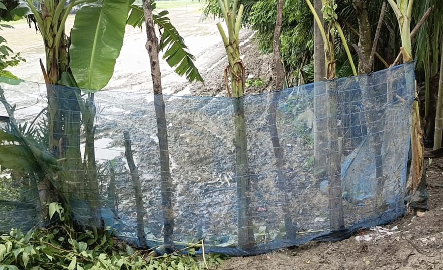 গলাচিপায় চলাচলের রাস্তা বন্ধ থাকায় অবরুদ্ধ একটি পরিবার