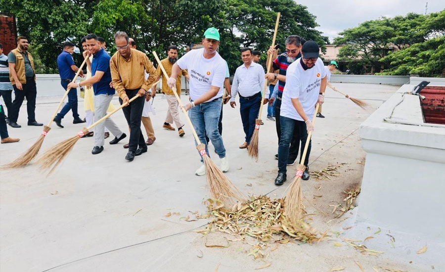 ১ দিনে ১৩৫ টন বর্জ্য সরিয়ে রেকর্ড গড়লেন ডিসি জাহিদ
