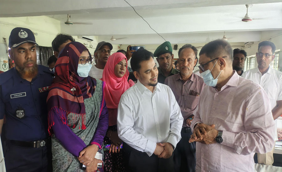 সাতক্ষীরার তালা উপজেলা স্বাস্থ্য কমপ্লেক্স পরিদর্শনে স্বাস্থ্য মন্ত্রী ,একজন ডাক্তার ও নাইটগার্ড সাসপেন্ড
