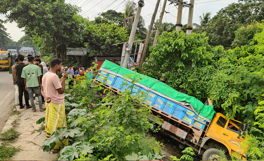 সোনারগাঁয়ে নিয়ন্ত্রণ হারানো ট্রাকের ধাক্কায় পথচারী নিহত, আহত ৪